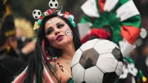 Video. Thousands join record-breaking human wave attempt in Mexico City ahead of World Cup