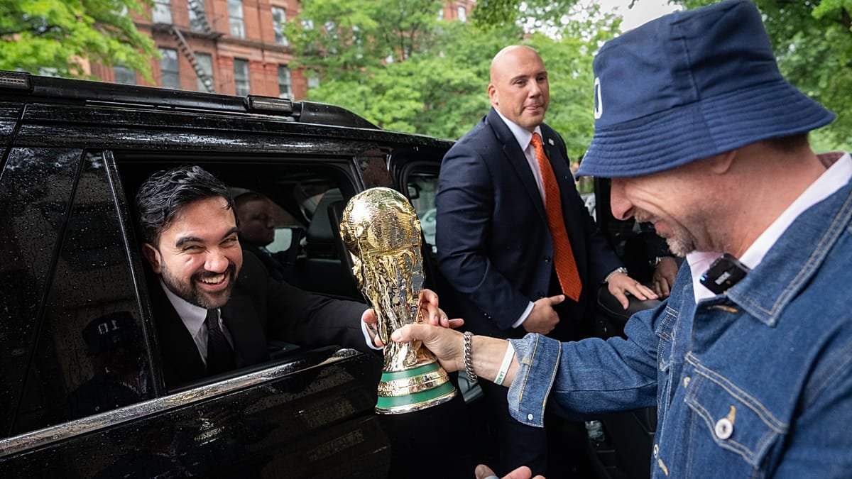 Video. New York mayor Mamdani and Bastian Schweinsteiger unveil World Cup trophy