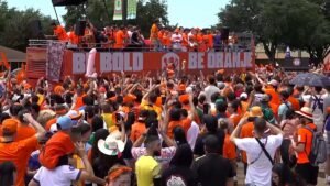 Video. Dutch supporters bring sea of orange to World Cup host city