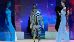 Video. Humanoid robots join models at fashion show in Seoul