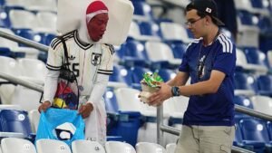 Video. Japan fans keep World Cup clean-up tradition alive