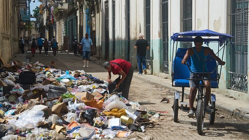 Video. Cuba’s fuel crisis leaves Havana’s streets overflowing with rubbish