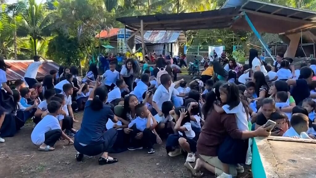 Video. Schoolchildren flee as canopy collapses during deadly Philippines quake