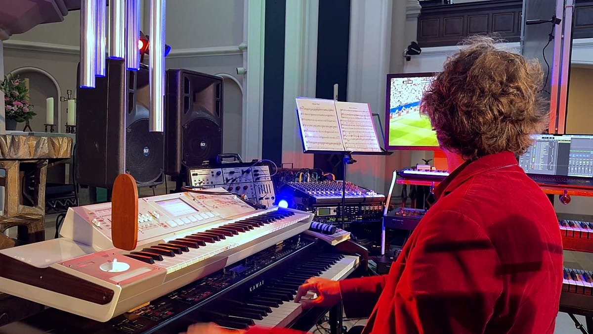 Video. Berlin musician turns Germany football opener into musical spectacle
