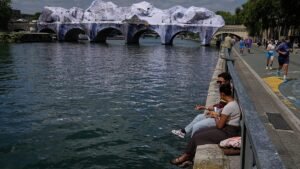 Video. Crowds flock to JR’s giant cave installation on Paris’ Pont Neuf