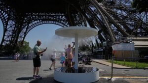 Video. Canal Saint-Martin becomes cooling spot as heatwave grips Paris