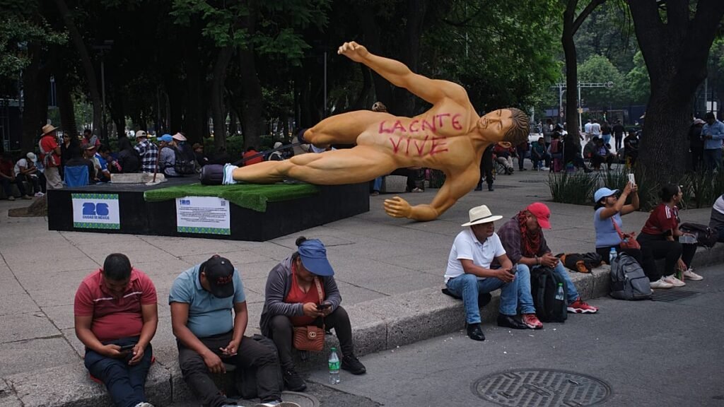 Video. World Cup player statues toppled during protest in Mexico City
