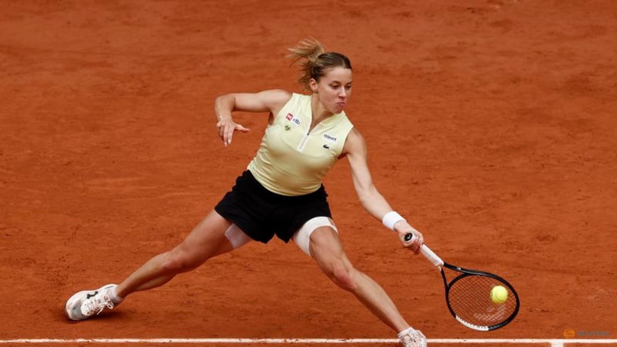 Qualifier Chwalinska upsets Kalinskaya to reach French Open semi-finals