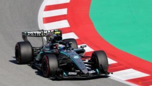 ‘To Kimi from Kim’: F1 leader Antonelli gets his towel back