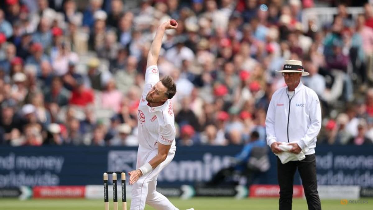 England’s Robinson in doubt for second test due to knee injury