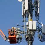 Verizon targets wireless customers with new simpler plans, drops some fees