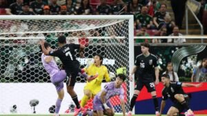 Romo’s goal sends Mexico through but blunt attack leaves questions