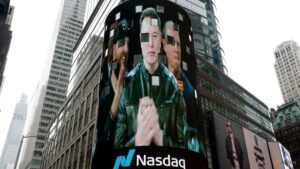 Chip stocks plunge, but bargain-hunters stem losses in other tech names