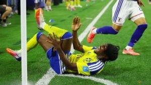 Isak scolds Elanga for confusion over Sweden’s second round qualification