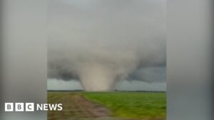 Storm chaser rescues man from rubble after multiple tornadoes rip through Illinois