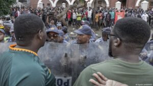 Foreigners flee South Africa after anti-migrant protests