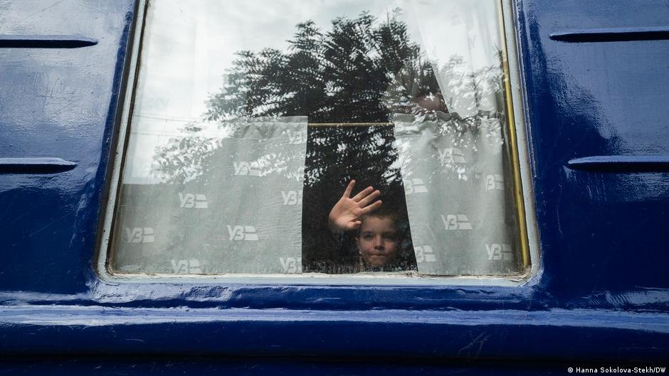 Ukraine: Inside the train carrying soldiers to front lines