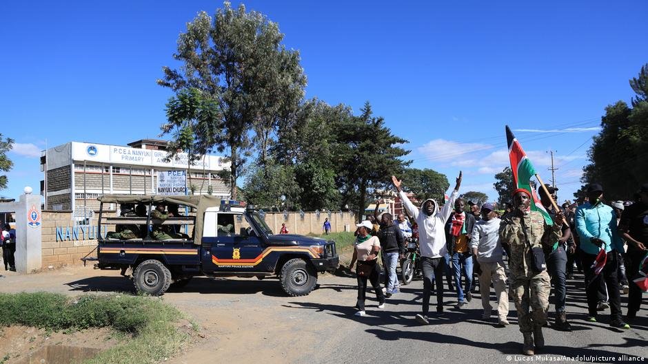 Ebola: Kenya’s president defends US site amid protests