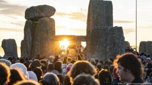 Stonehenge revelers ring in summer solstice