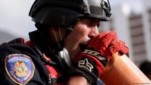 Venezuela earthquake: Race to save those trapped