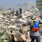 Venezuela earthquakes kill 920 people as families desperate for news