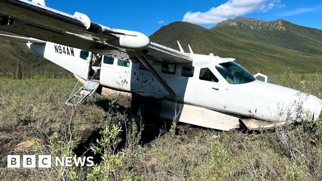 No injuries after plane crashes in remote Alaska wilderness
