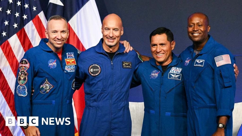 Artemis III: Nasa names astronauts to prepare for Moon landing