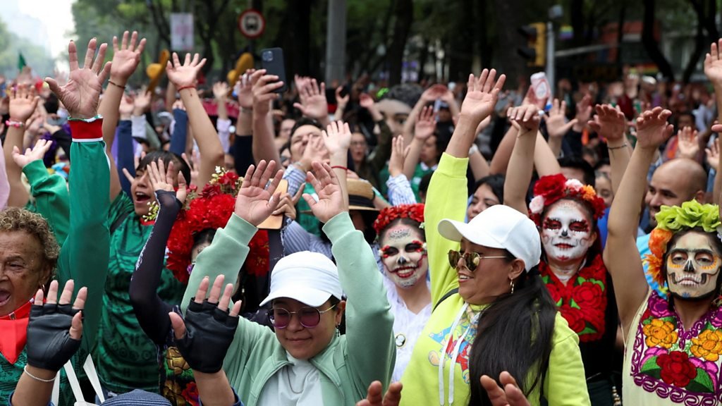 Mexico City attempts record-breaking wave