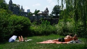 Hot spell roasts eastern US ahead of holiday weekend