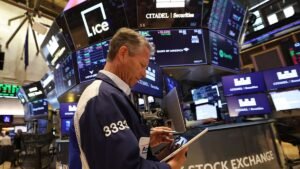 Stocks drop on tech sell-off, oil yo-yos on Mideast