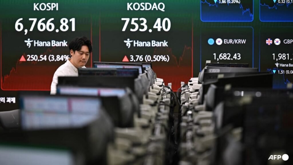 Tech lifts Asia stocks, Brent crude back above US$92