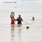 Flooding forces residents to flee homes by boat in Pakistan