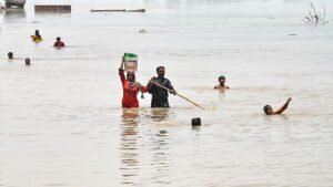 Flooding forces residents to flee homes by boat in Pakistan