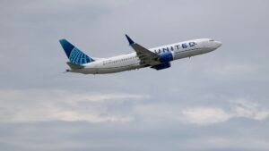 United earnings top estimates but airline expects $6 billion in added fuel costs