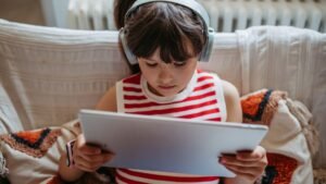 How to set healthy summer screen time limits for kids: ‘3 hours of anything is probably too much,’ says expert