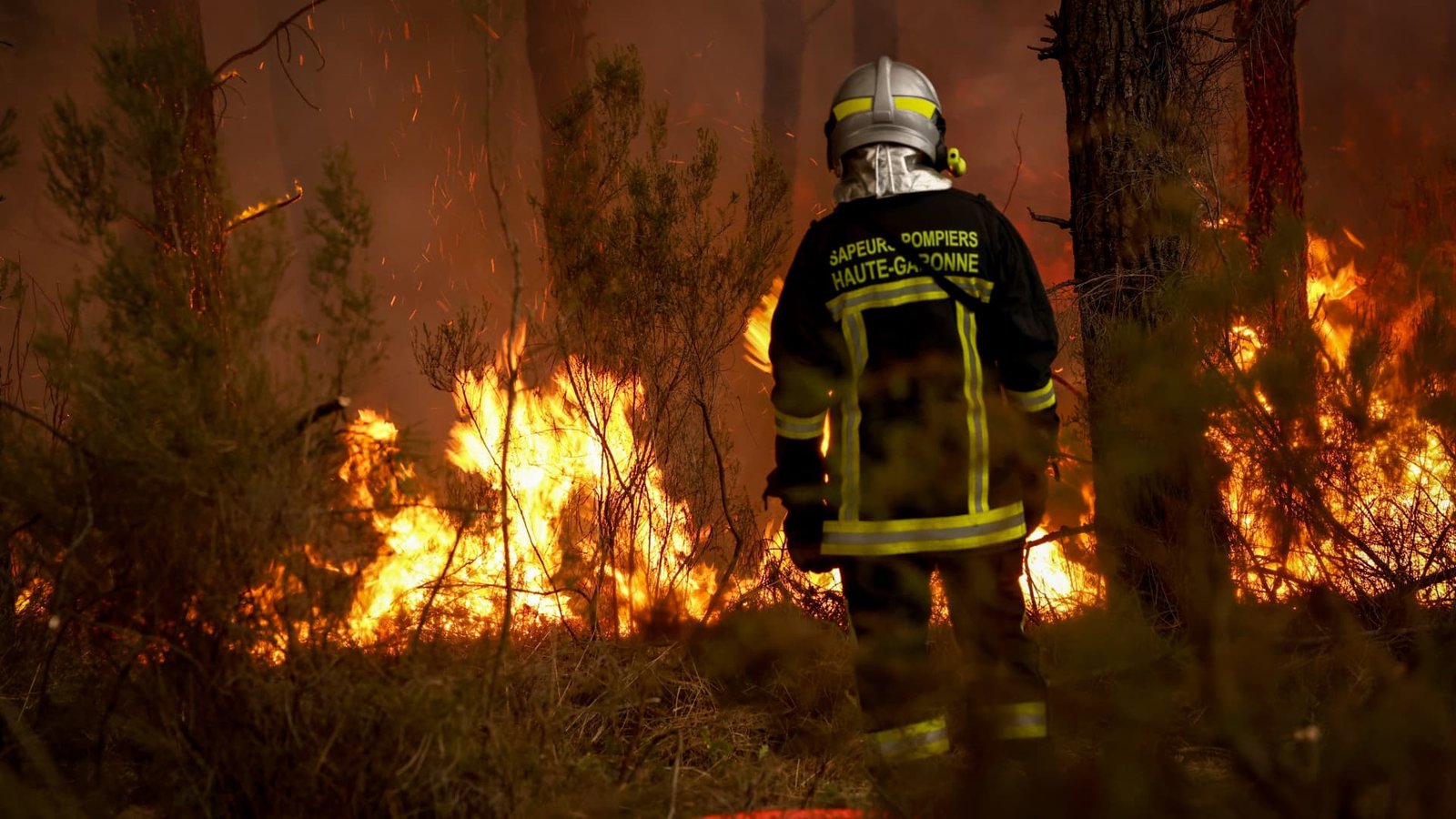 Spain and France wildfires force more than 300,000 to flee as Macron calls crisis meeting