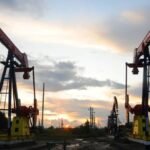 Oil heads for weekly gain as Middle East supply risks persist