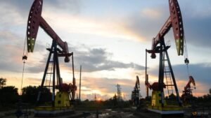 Oil heads for weekly gains as Middle East supply risks persist