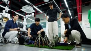 South Korea-US team unveils robotic technology that dresses the wearer