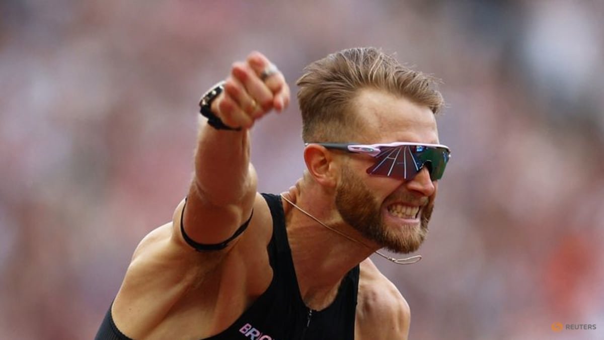 Britain’s Kerr smashes long-standing world mile record
