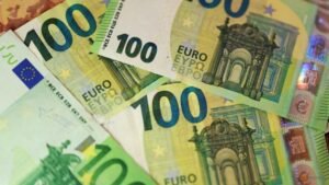 Dollar hits fresh 40-year high versus yen, edges down against euro