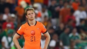 Barcelona’s De Jong ruled out for weeks due to serious knee injury