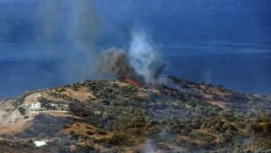 Firefighters battle to contain deadly Crete blaze in Greece