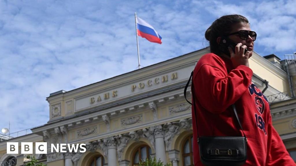 Russians turn to cash putting more strain on slowing wartime economy