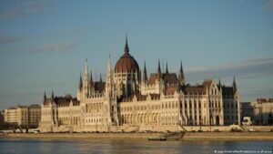 Hungary: Lawmakers pass law to oust Orban ally president