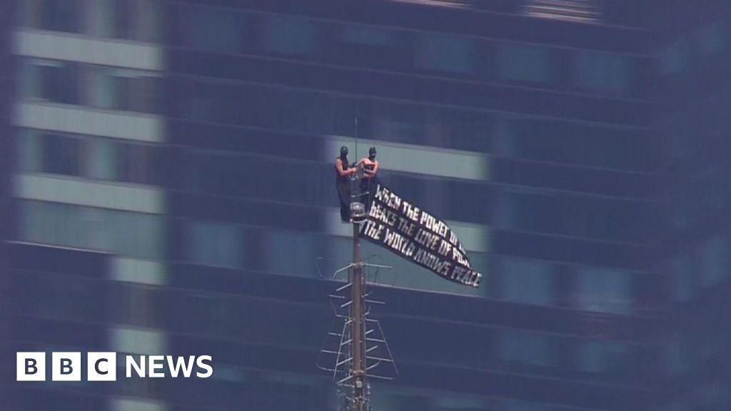 Watch: Two people climb on top of Empire State Building