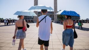 As heat waves loom, scientists wonder how humans will adapt