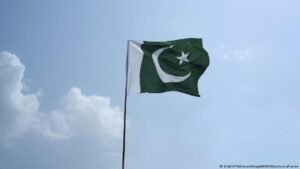 Pakistan: Rescuers scour sea for crashed plane off Karachi