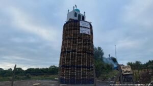 UK: Police attempt to remove loyalist bonfire ‘hate display’