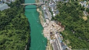 China: Landslide buries buildings, traps people